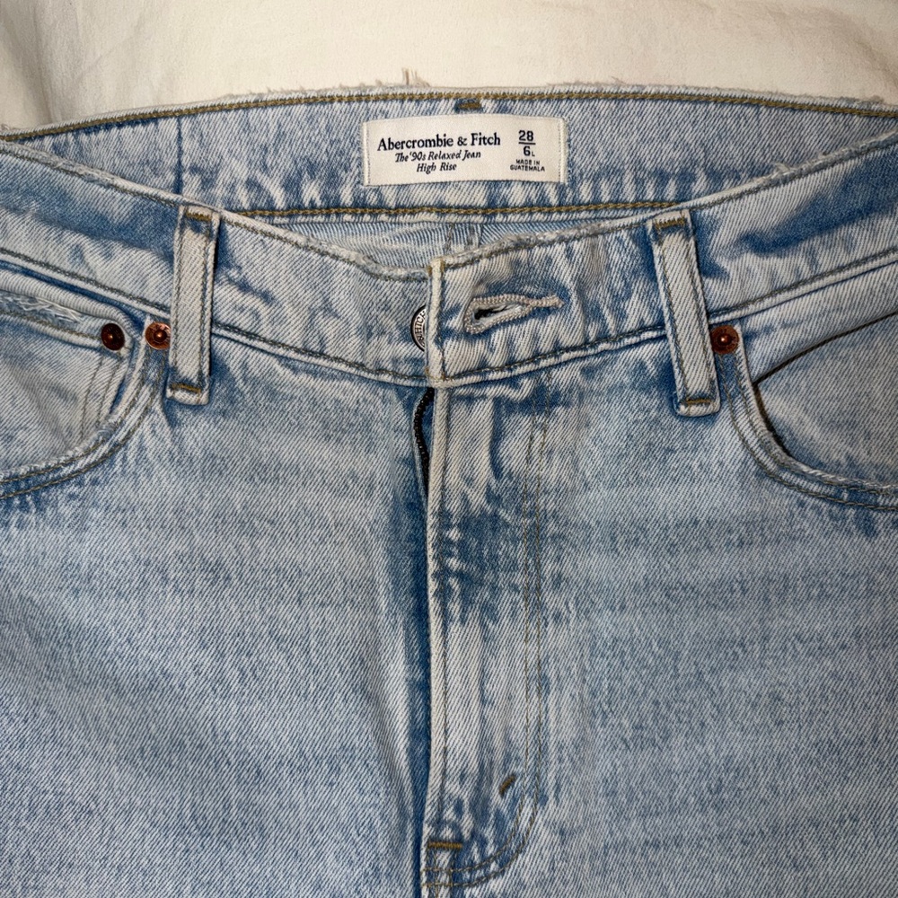 Abercrombie & Fitch 90s Relaxed Light Blue Jeans